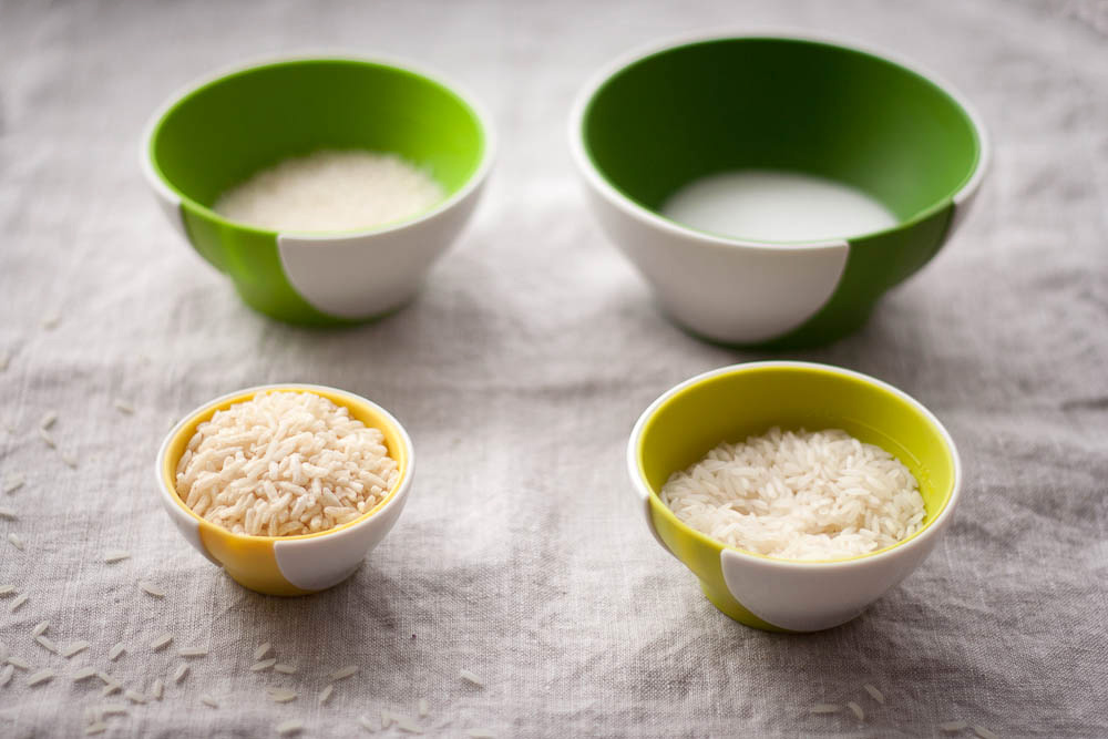Milch und Reis in Schüsseln