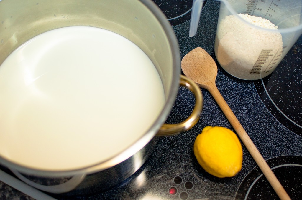 Milchreis kochen, Herd mit Löffel