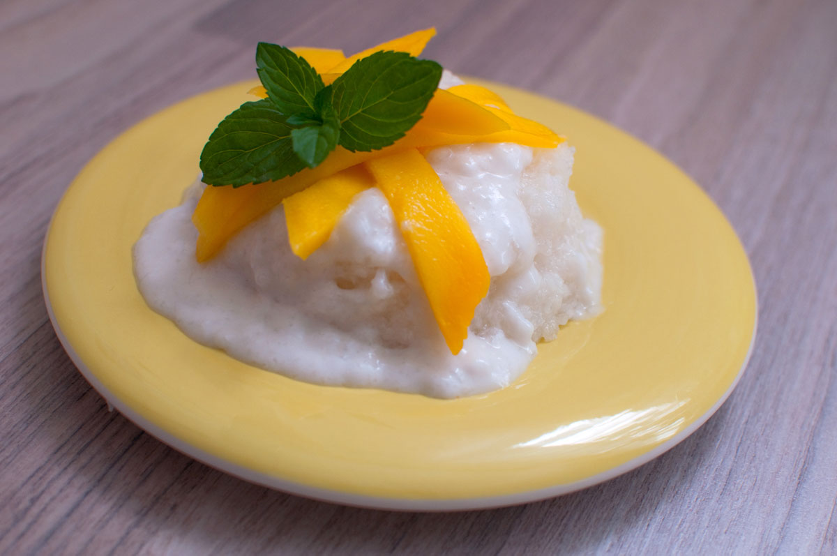 Milchreis aus Klebreis mit Mango und Kokosmilch