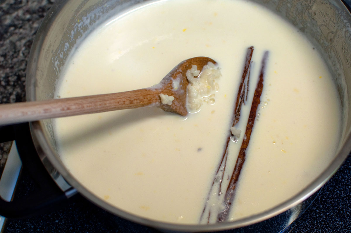 Topf mit marrokanischem Milchreis und einer Zimtstange