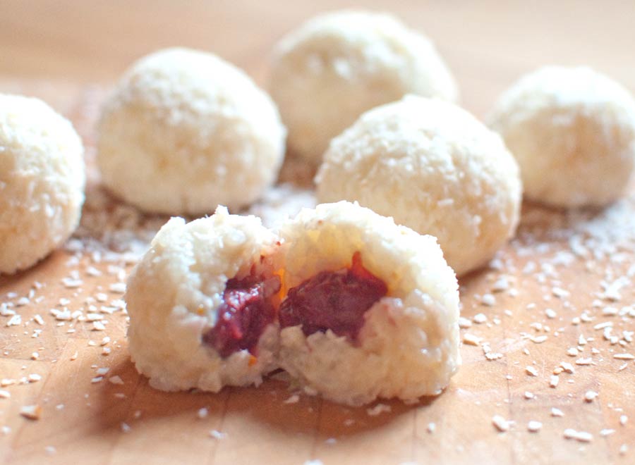 Milchreisbällchen mit Kokosraspeln und Kirschfüllung